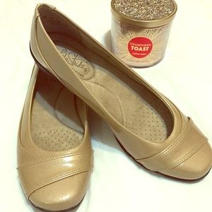 Life Stride Soft System Flats Size 8M